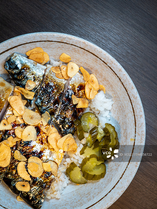 配腌黄瓜和蒜片日式烤鲭鱼饭图片素材