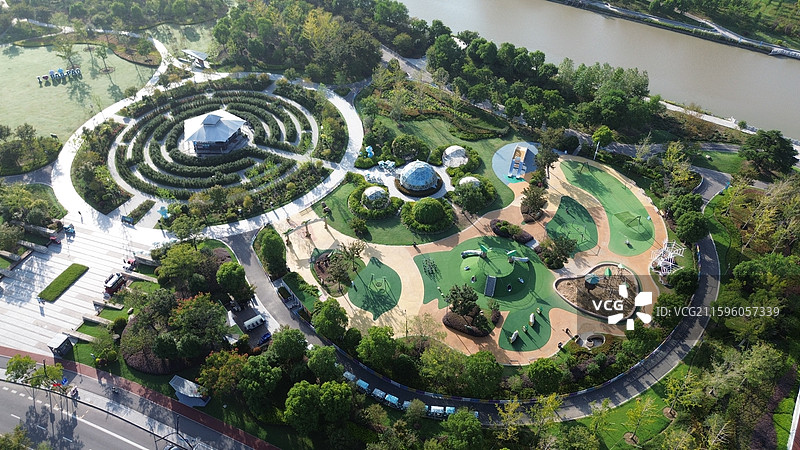 航拍视角下的上海奉贤新城城市天际线全景，上海之鱼，泡泡公园图片素材