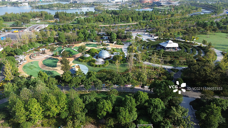 航拍视角下的上海奉贤新城城市天际线全景，上海之鱼，泡泡公园图片素材