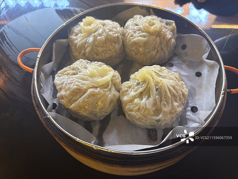 浙江新昌南街碳水一条街小吃羊骨头汤芋饺图片素材