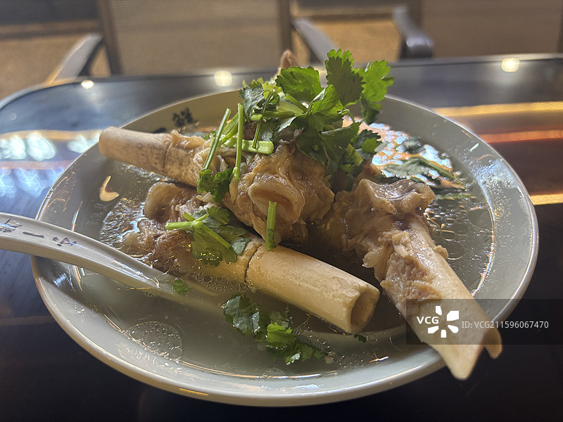 浙江新昌南街碳水一条街小吃羊骨头汤芋饺图片素材