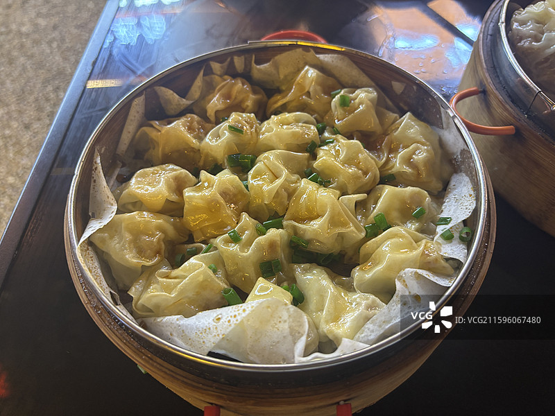 浙江新昌南街碳水一条街小吃羊骨头汤芋饺图片素材