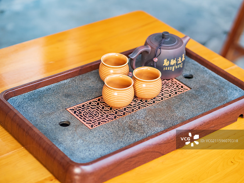 木桌上的茶壶和茶杯的高角度视图图片素材