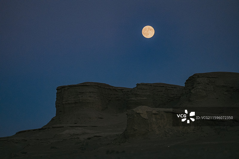 大漠孤烟直，长河落日圆 戈壁 月圆 中秋 塞外 诗歌 地貌 风沙 沙丘 荒凉图片素材