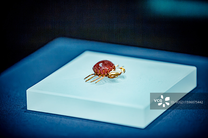 安徽博物院金耀九州特展铜陵市博物馆藏清碧玺石金螃蟹图片素材