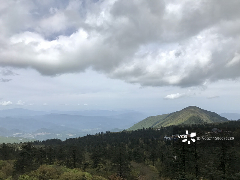 四川省乐山市峨眉山景区接引寺接引殿视野开阔图片素材