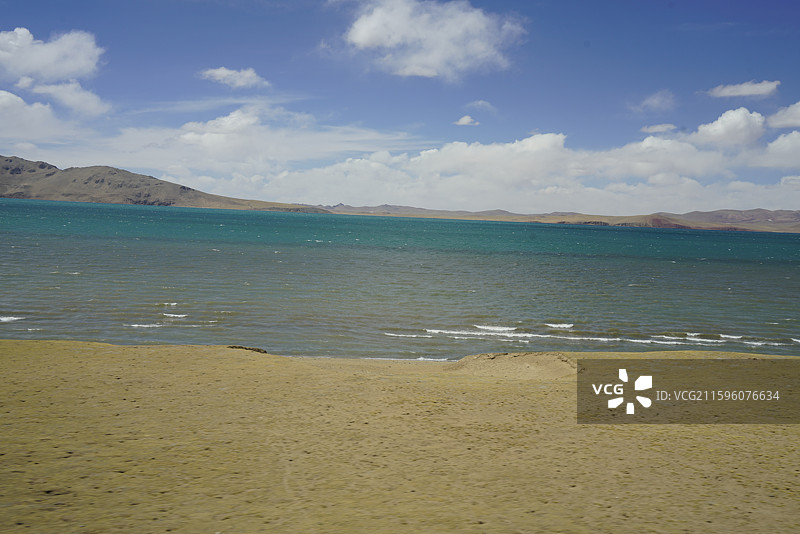 西藏进藏公路青藏高原山脉下的湖泊蓝天白云下的措那湖图片素材