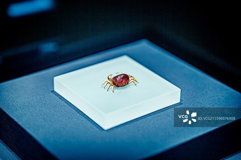 安徽博物院金耀九州特展铜陵市博物馆藏清碧玺石金螃蟹图片素材