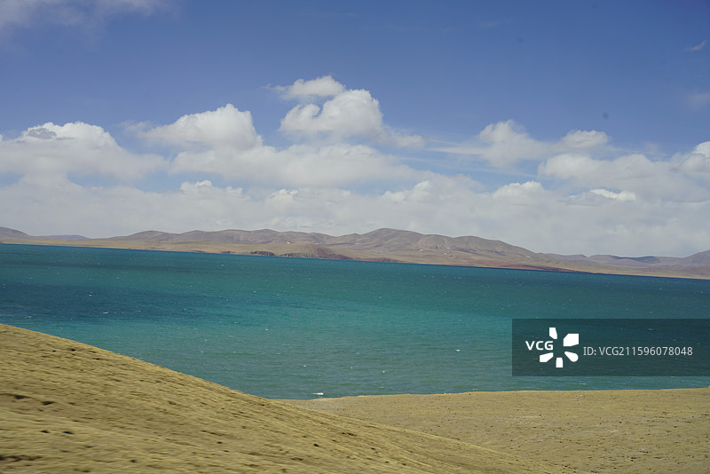 西藏进藏公路青藏高原山脉下的湖泊蓝天白云下的措那湖图片素材