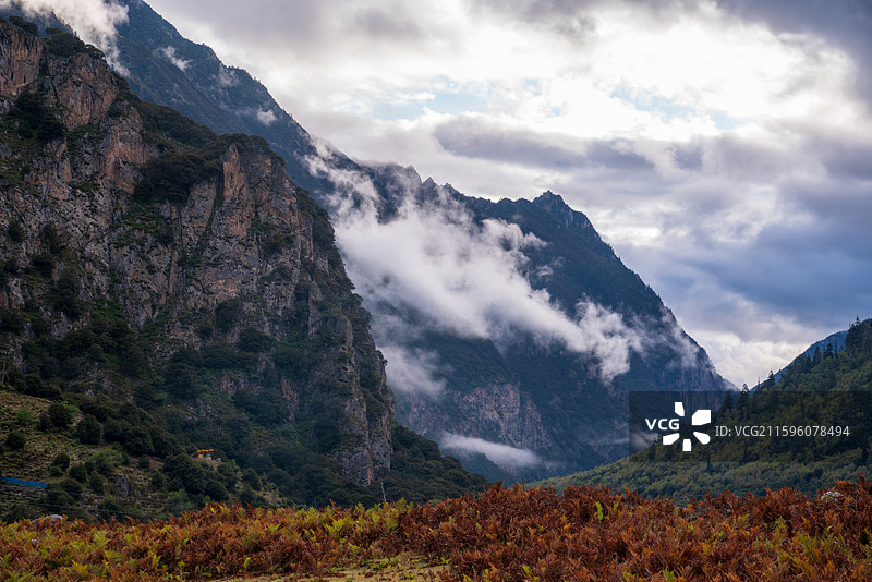 依嘎冰川，西藏那曲市嘉黎县尼屋乡，是念青唐古拉山脉深处的典型海洋性冰川，尼屋藏布峡谷上行约45公里图片素材