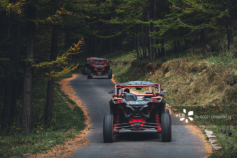深秋森林中穿梭的全地形四驱山地越野车图片素材