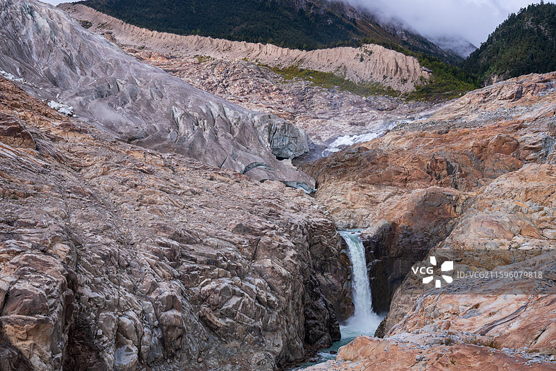 依嘎冰川，西藏那曲市嘉黎县尼屋乡，是念青唐古拉山脉深处的典型海洋性冰川，尼屋藏布峡谷上行约45公里图片素材