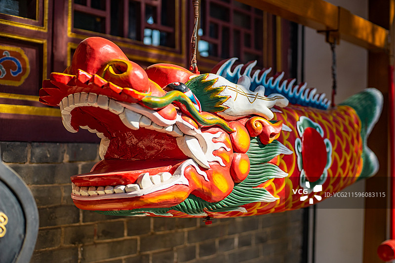中国山东省泰安市泰山旅游风景区著名景点，普照寺的彩色木制的龙头鱼身子，户外白昼无人图像摄影图片素材