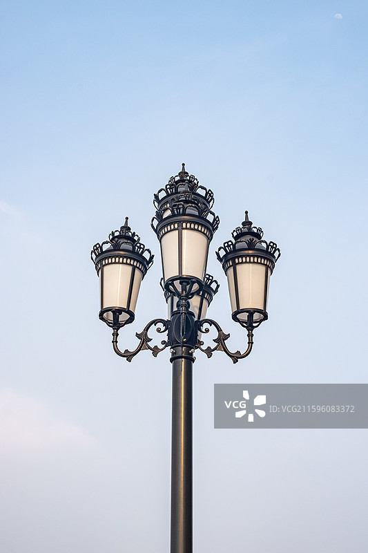 中国城市建筑实施拍摄主题，低视角仰拍一个高大的欧式风格路灯和铁柱子，户外白昼无人图像摄影图片素材