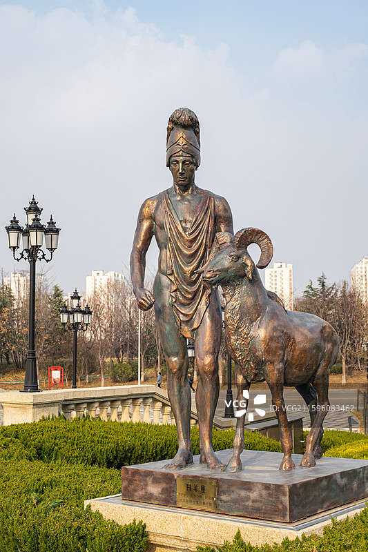 中国露台花园景观设计拍摄主题，欧式风格广场上十二星座白羊座雕像，户外白昼雕像图像摄影图片素材