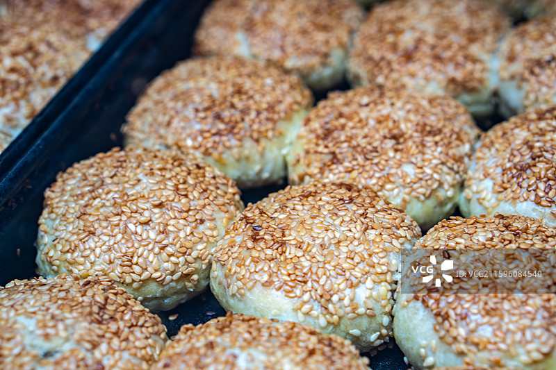 江苏泰州老街非遗小吃“黄桥烧饼”图片素材