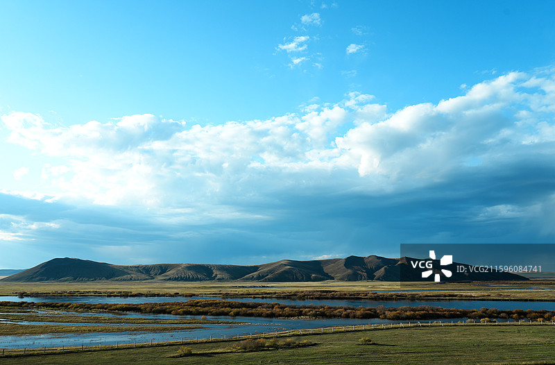 乌兰山景区旁，904县道上欣赏蓝天、白云、远山、湿地图片素材