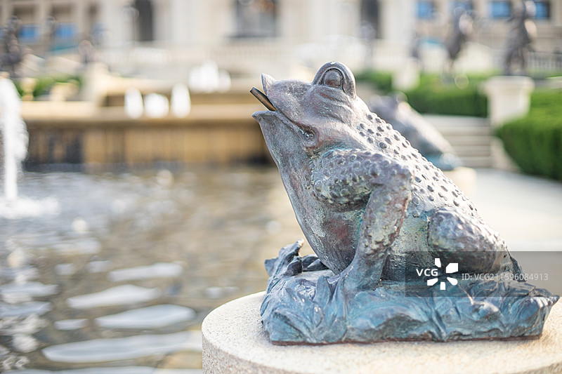 中国城市建设景观设计拍摄主题，喷泉池塘旁边的蟾蜍青蛙喷水吐水雕塑，户外白昼无人图像摄影图片素材