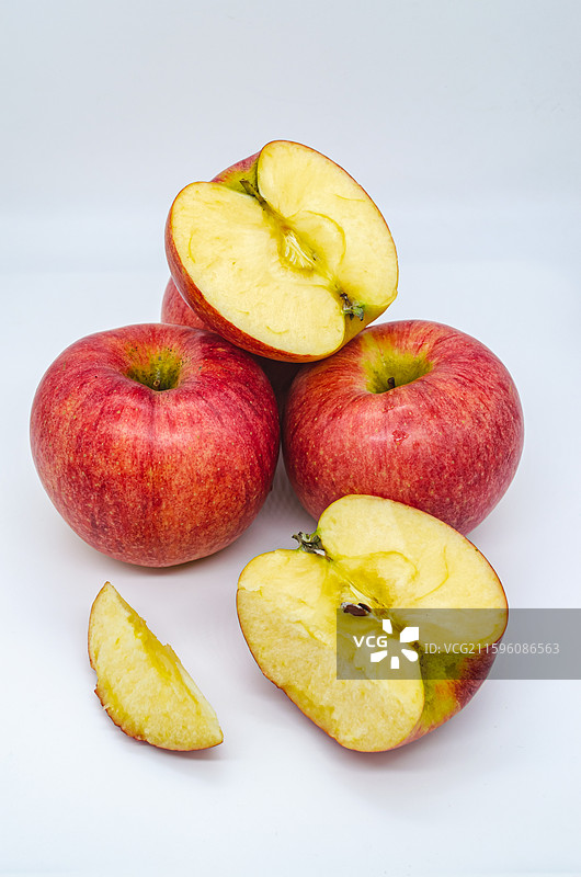 中国水果产业影棚拍摄拍摄主题，咬一口橘黄色红富士红星国光红玉红将军爵士乔纳金苹果，室内无人图像摄影图片素材