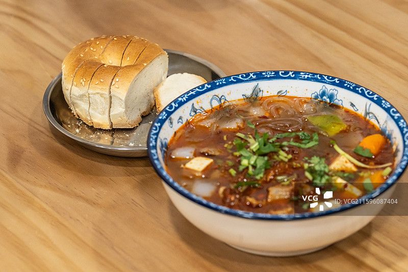 新疆美食 羊肉粉汤 汆汤 特写 馕饼  汤饭图片素材