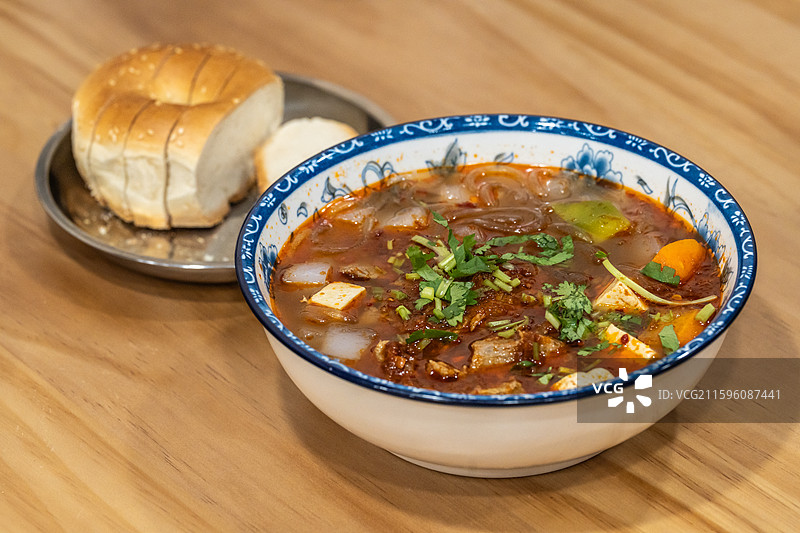 新疆美食 羊肉粉汤 汆汤 特写 馕饼  汤饭图片素材