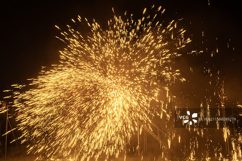 深圳光明农场大观园打铁花非遗活动表演，传统文化，火焰火花火星，烟花，星辰，发光，燃烧，黑色背景图片素材