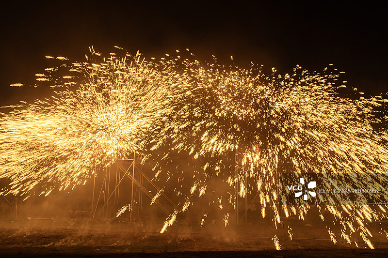 深圳光明农场大观园打铁花非遗活动表演，传统文化，火焰火花火星，烟花，星辰，发光，燃烧，黑色背景图片素材