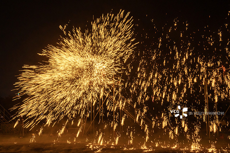 深圳光明农场大观园打铁花非遗活动表演，传统文化，火焰火花火星，烟花，星辰，发光，燃烧，黑色背景图片素材