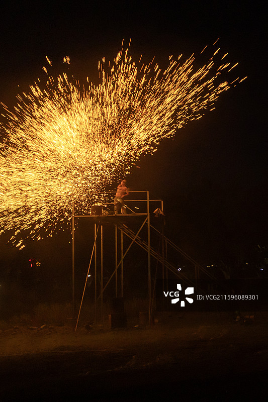 深圳光明农场大观园打铁花非遗活动表演，传统文化，火焰火花火星，烟花，星辰，发光，燃烧，黑色背景图片素材