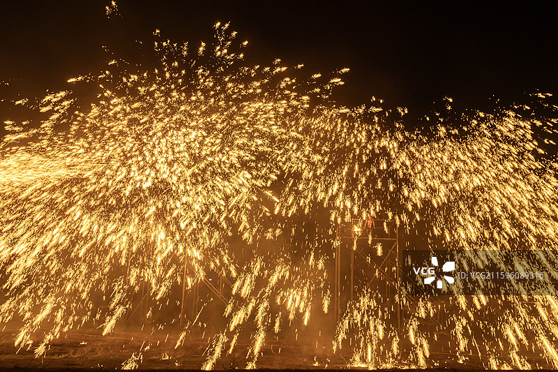 深圳光明农场大观园打铁花非遗活动表演，传统文化，火焰火花火星，烟花，星辰，发光，燃烧，黑色背景图片素材