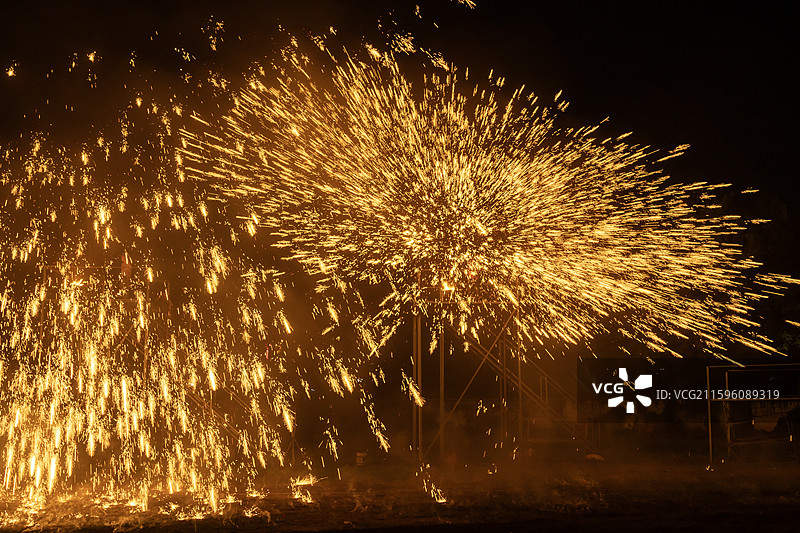 深圳光明农场大观园打铁花非遗活动表演，传统文化，火焰火花火星，烟花，星辰，发光，燃烧，黑色背景图片素材
