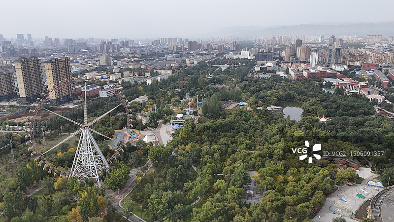 呼和浩新城区阿尔泰游乐园摩天轮图片素材
