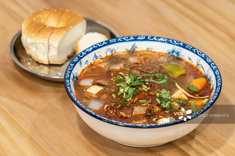 新疆美食 羊肉粉汤 汆汤 特写 馕饼  汤饭图片素材