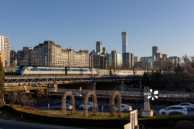 北京铁路列车穿越城市核心区CBD高架线路上图片素材