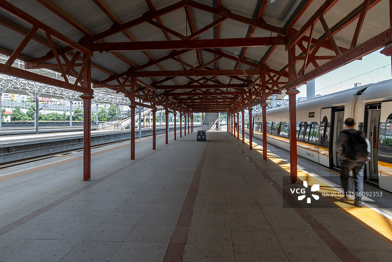 北京北站即将发车的高铁列车和上车的旅客图片素材