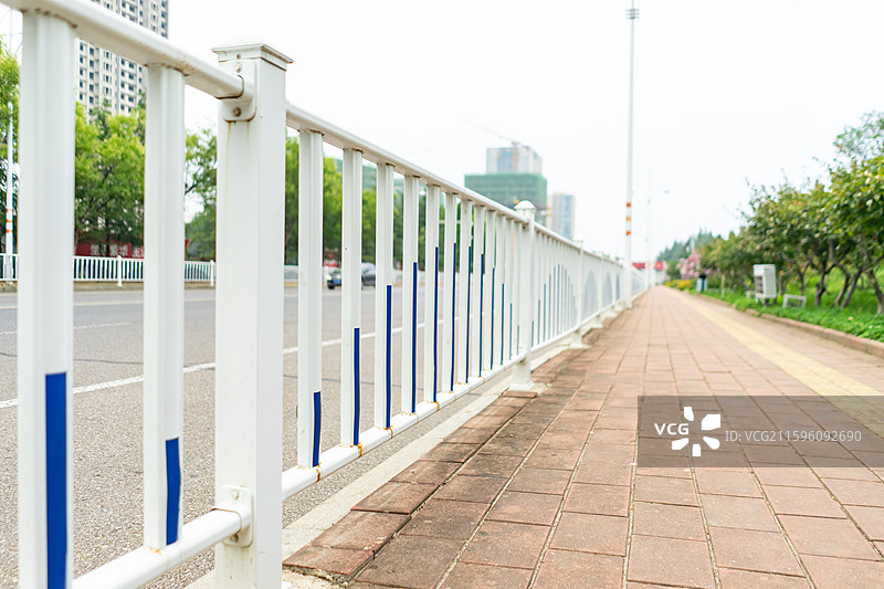 中国城市交通拍摄主题，平坦的柏油路马路公路，两侧的白色栏杆，户外白昼无人图像摄影图片素材