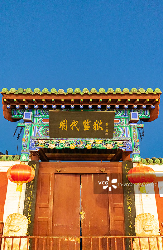 中国山西临汾洪洞县旅游景区，省重点文物保护单位明代苏三监狱检票口门口，户外夜晚无人图像摄影图片素材