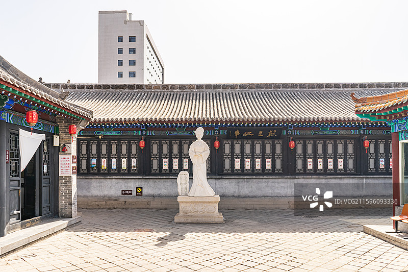 中国山西临汾洪洞县旅游景区，省重点文物保护单位明代监狱大理石苏三雕像，户外白昼雕像图像摄影图片素材