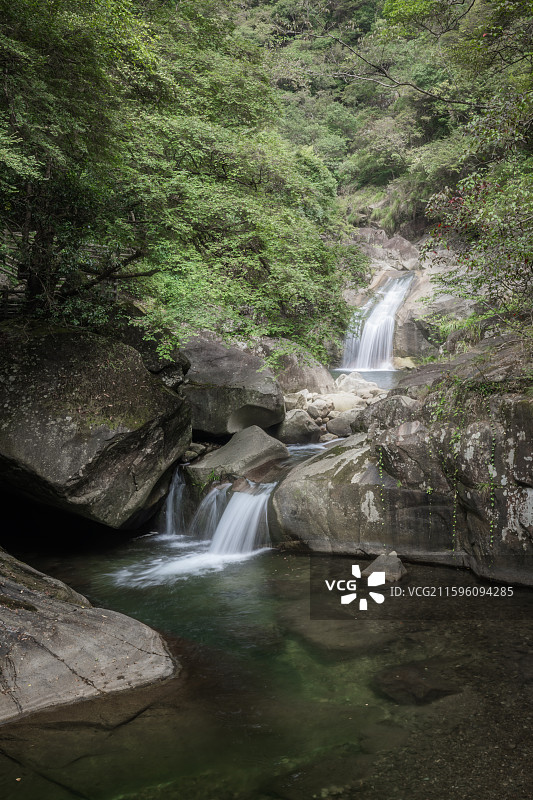 江西省上饶市婺源县大鄣山卧龙谷小溪流水瀑布慢门拉丝丝滑图片素材