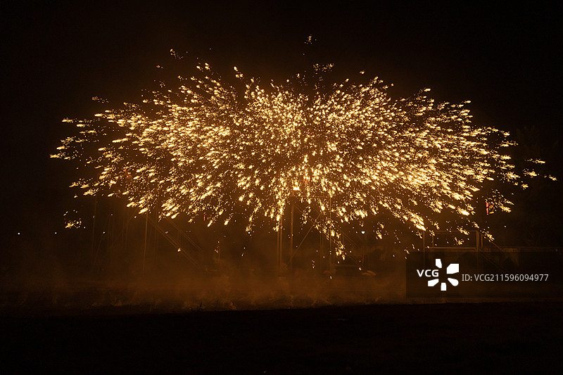 深圳光明农场大观园打铁花非遗活动表演，传统文化，火焰火花火星，烟花，星辰，发光，燃烧，黑色背景图片素材
