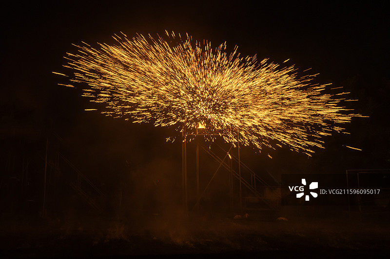 深圳光明农场大观园打铁花非遗活动表演，传统文化，火焰火花火星，烟花，星辰，发光，燃烧，黑色背景图片素材