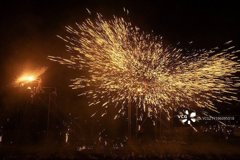 深圳光明农场大观园打铁花非遗活动表演，传统文化，火焰火花火星，烟花，星辰，发光，燃烧，黑色背景图片素材