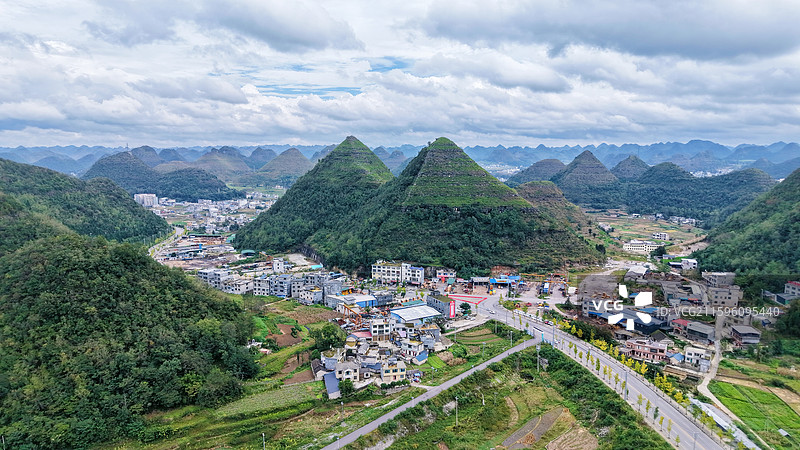 贵州黔西南布依族苗族自治州安龙县金字塔，贵州山水风景，喀斯特地貌图片素材