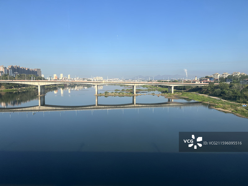 江西省赣州市章贡区的赣江支流章水图片素材