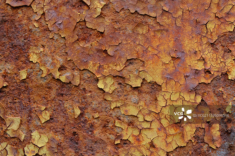 锈迹斑斑的钢板铁板背景图。沧桑斑驳脱落。铁锈铁门设计素材图片素材