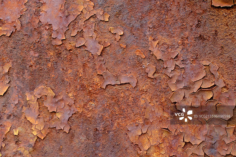 锈迹斑斑的钢板铁板背景图。沧桑斑驳脱落。铁锈铁门设计素材图片素材