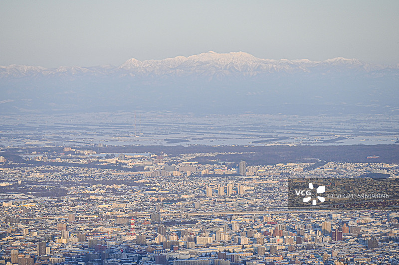 日本北海道冬季札幌藻岩山俯瞰城市的建筑风光图片素材