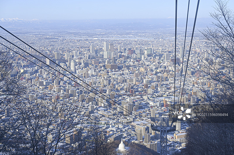 日本北海道冬季札幌藻岩山俯瞰城市的建筑风光图片素材