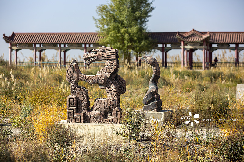 新疆达瓦昆沙漠旅游风景区内的雕塑景观图片素材