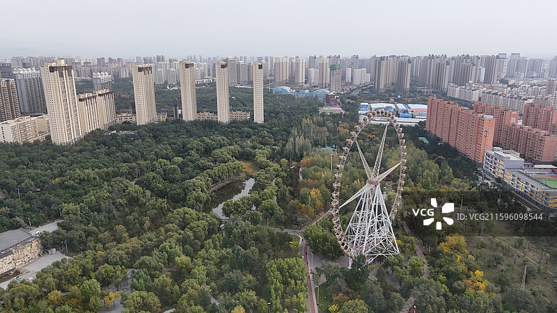 呼和浩新城区阿尔泰游乐园摩天轮图片素材